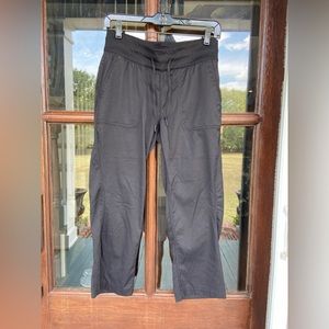 The North Face women’s crop pants. Size s/p.‎ Black